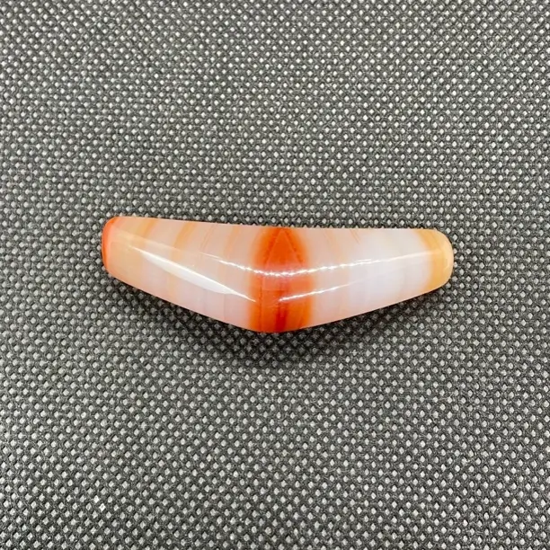 天然玛瑙朱砂凤眼牛角，对孔49mm厚12.5mm