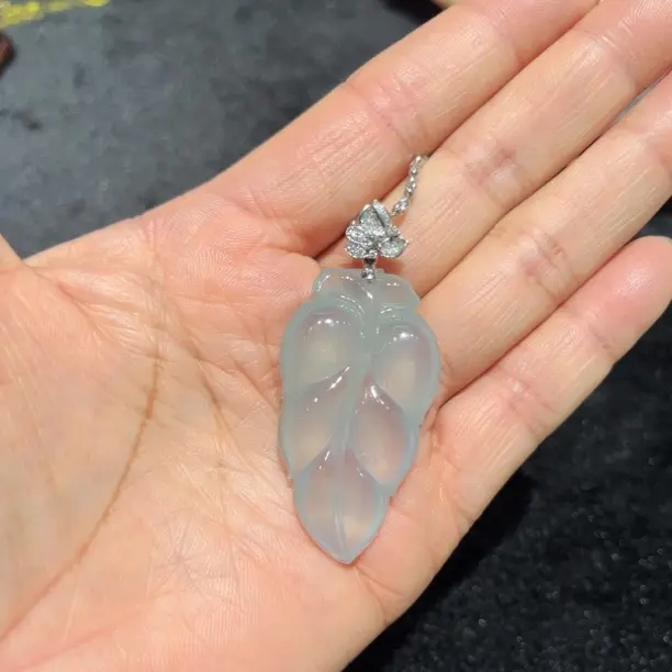 18 K金镶嵌天然翡翠高冰起胶叶子吊坠