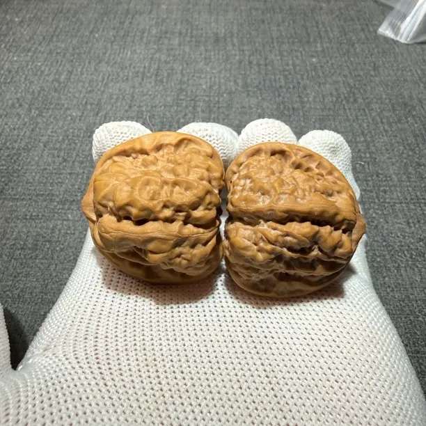 A156号38尺蛤蟆头文玩核桃、尖轻微修、水晶皮带开背尺边38肚38高35