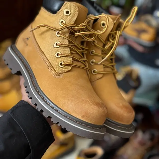 男女同款欧美风增高中帮素面马丁靴潮流风耐磨车缝线金属