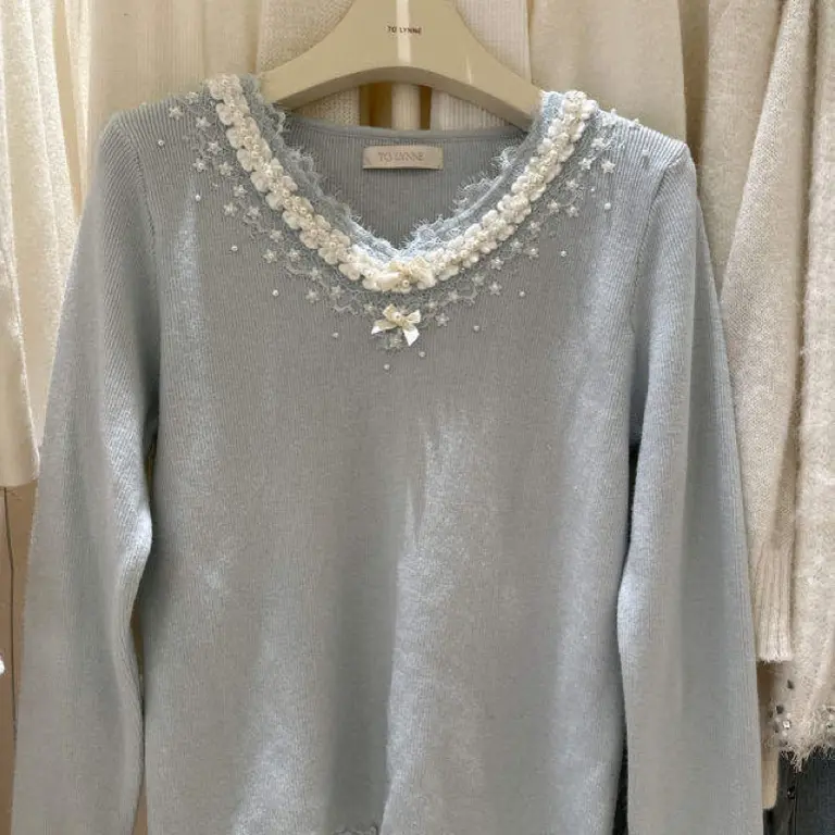 V领立体花朵长袖针织衫女秋冬甜美减龄修身显瘦气质内搭打底上衣