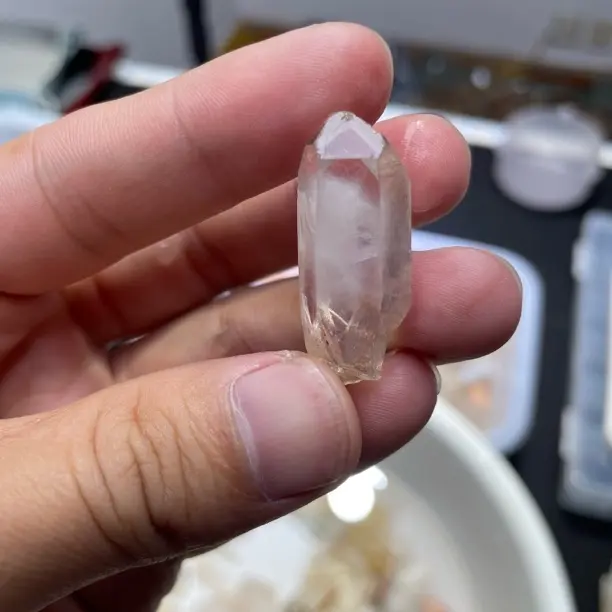 天然水晶手白兔毛原石能量柱子