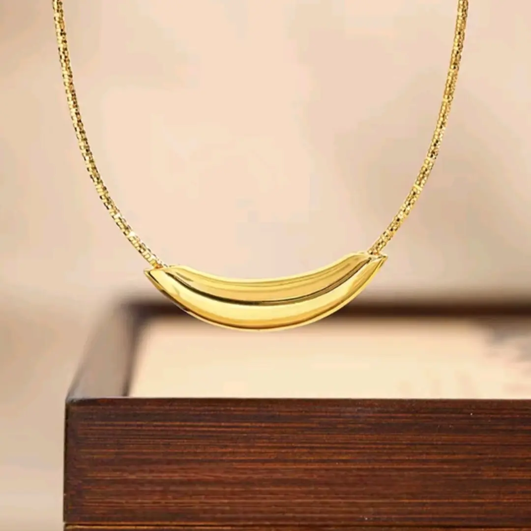 周大金足金硬金工艺亮面月牙弯管吊坠项链