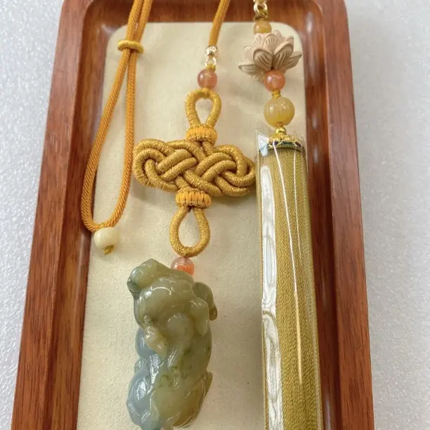 天然缅甸A货翡翠，貔貅车挂，黄翡飘花车挂