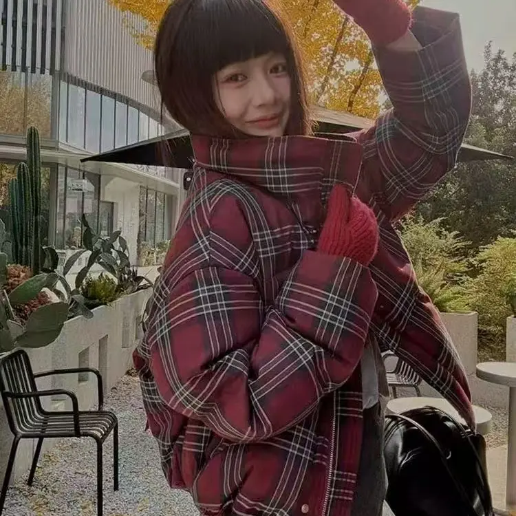 MANNI8829冬季新款红色格纹立领短款加厚白鸭保暖羽绒服女
