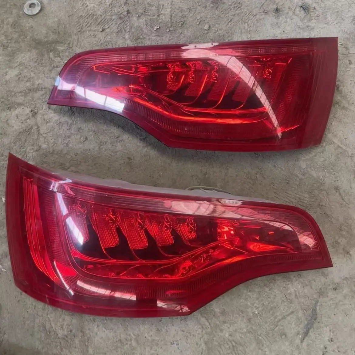 10款奥迪Q7后尾灯原车灯，标价为单个价格实物图