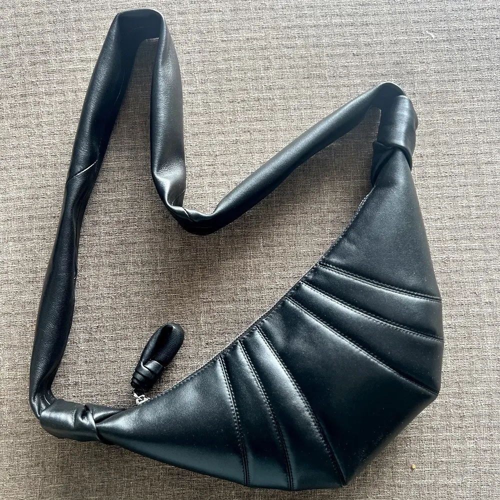 拉链简约风单肩款单肩防盗斜挎包女士羊皮饺子包牛角包百搭褶皱