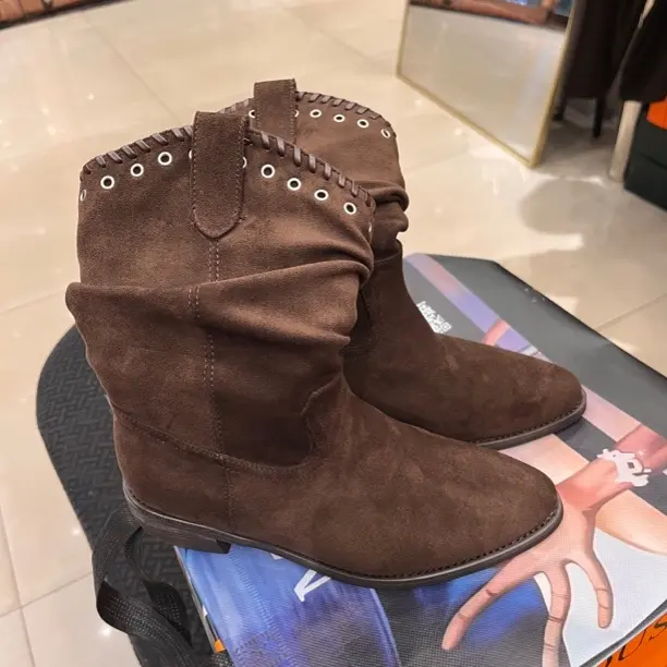 复古西部风尖头粗跟短筒靴女秋冬新款百搭舒适褶皱单靴绒面堆堆靴