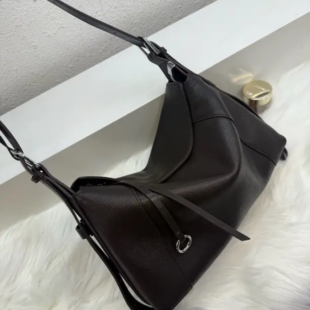 进口植鞣牛皮秋冬新款简约百搭大容量托特单肩斜挎通勤女包轻奢。 