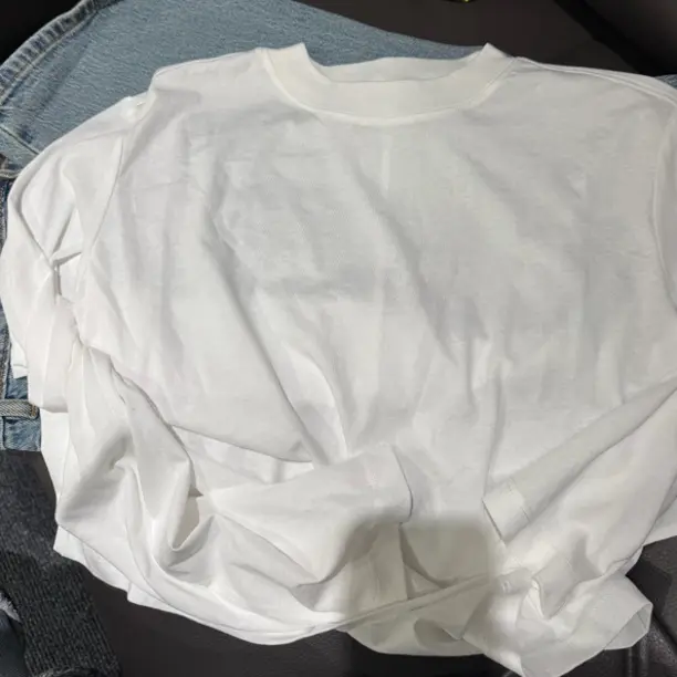 圆领简约休闲风常规长袖女宽松型老钱风T恤修身型