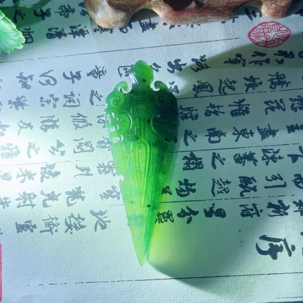 泰山玉仿古守护剑吊坠