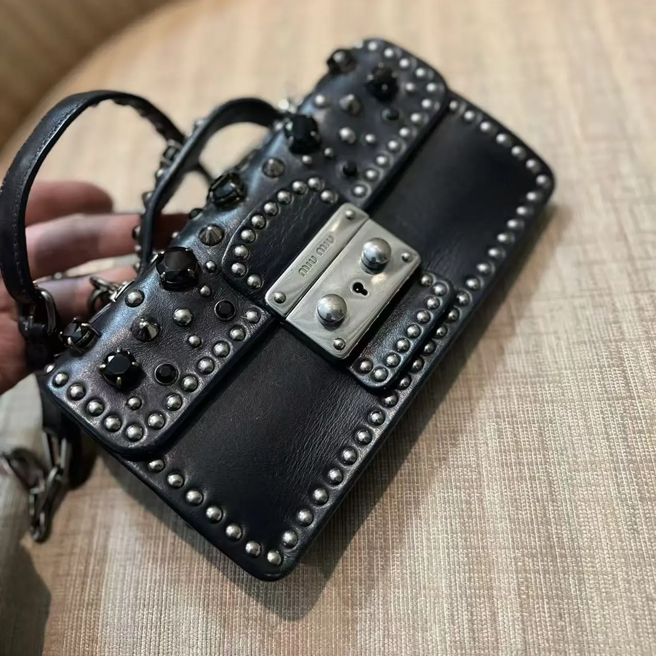 95新 MIU MIU/缪缪 黑银配色铆钉手提单肩斜挎包A1548