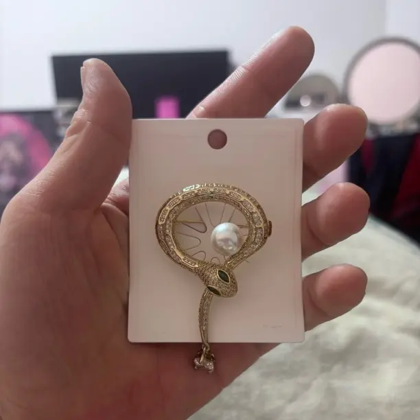 铜合金锆石胸针 精致百搭铜合金锆石生肖蛇胸针轻奢高档设计感650