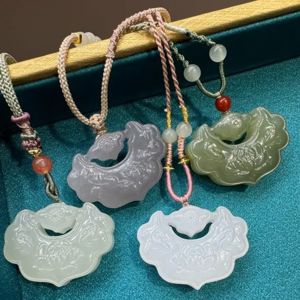 和田玉如意锁吊坠双面精雕工国风款