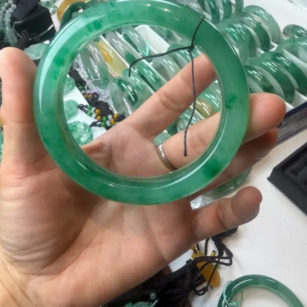 石英质玉高冰飘绿通透手镯圈口58-59mm