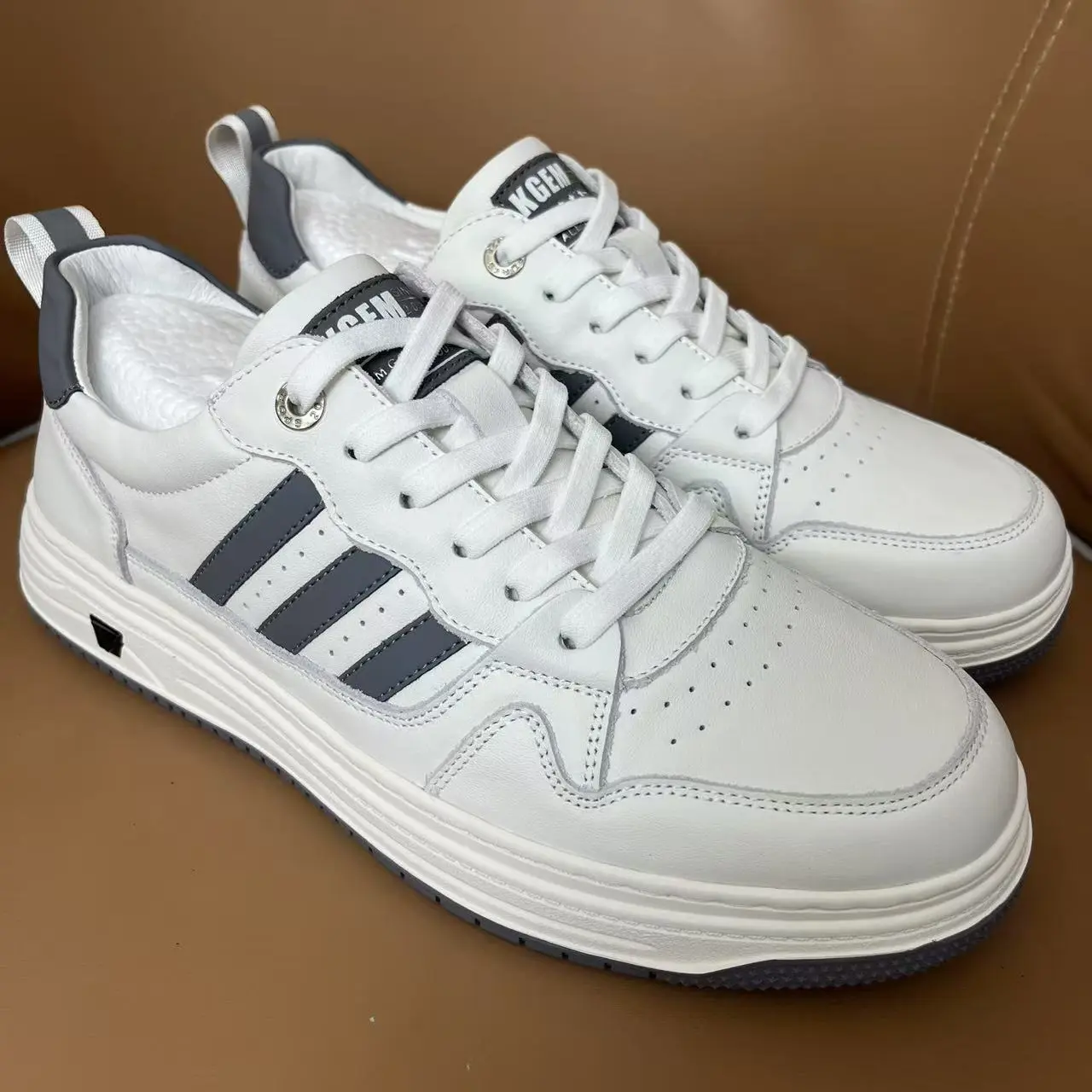 男士头层牛皮休闲板鞋轻软弹透气开车散步小白鞋