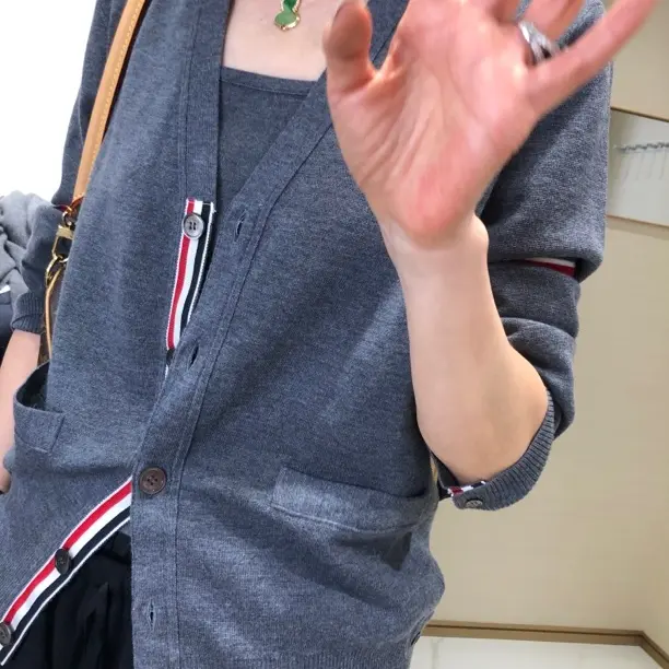 依柏杉新款横杠开衫