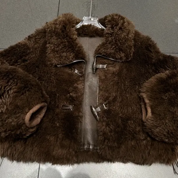 托斯卡纳短款洋气牛角扣款冬季皮草外套女针织袖