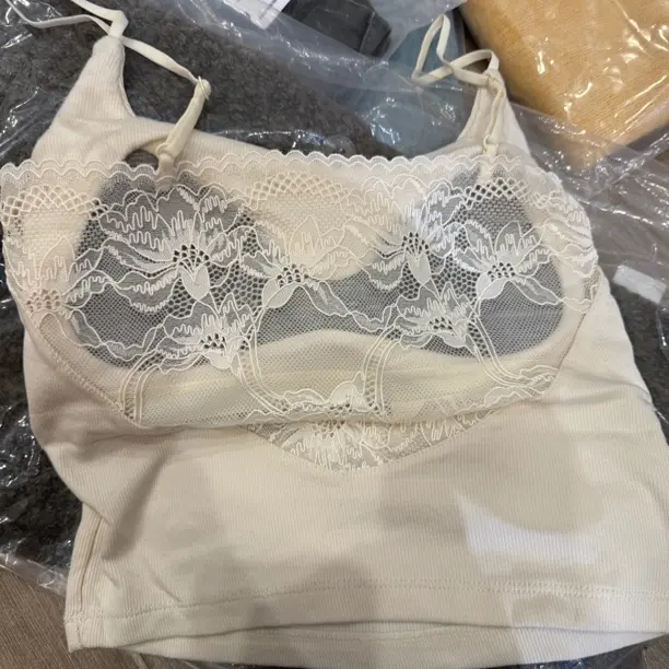 女士纯欲蕾丝美背吊带背心带胸垫一体式内搭外穿白色上衣