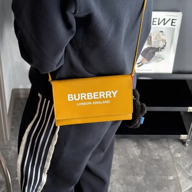 95新 BURBERRY/博柏利 發發中古·姜黄色全皮字母woc手机包斜挎包