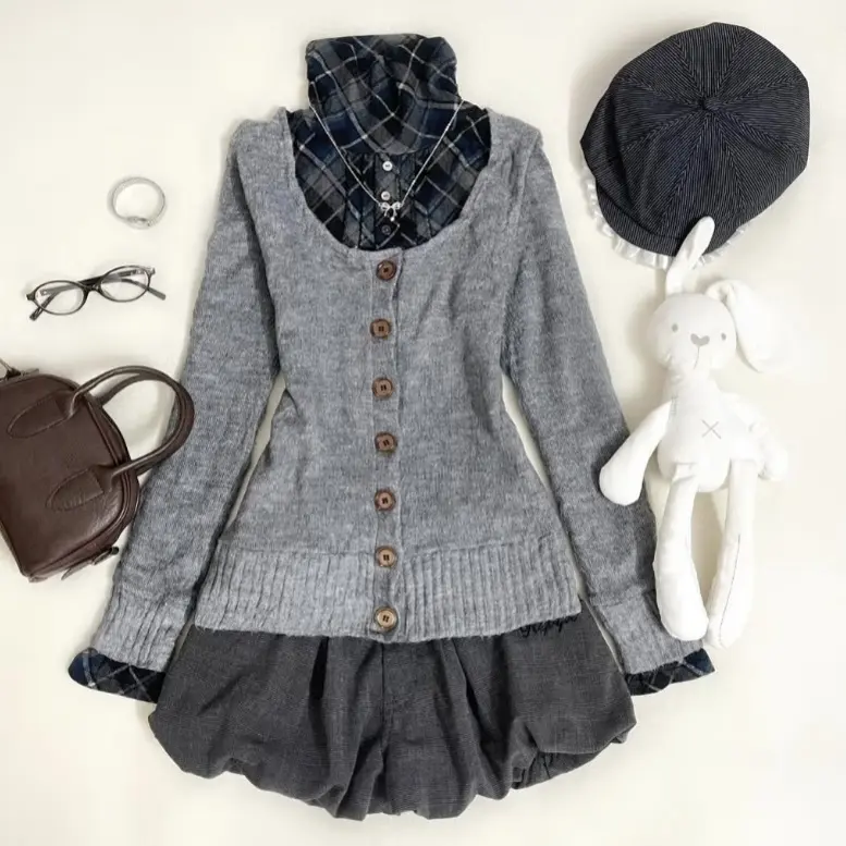 秋季甜美学院风灰色针织开衫搭配格纹衬衫套装