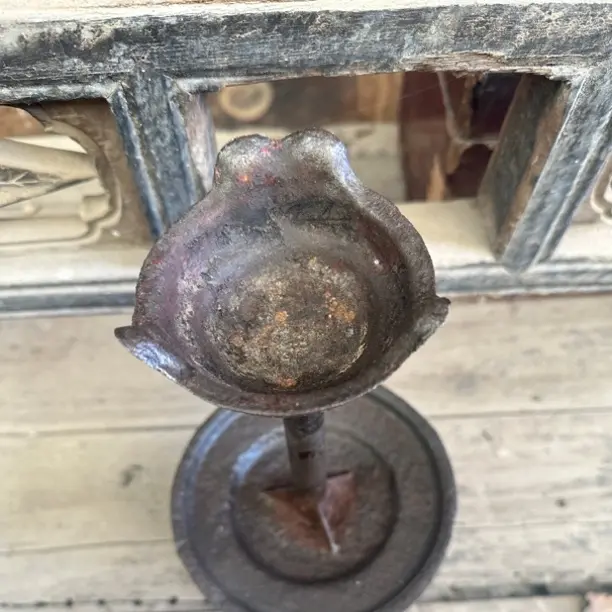 铁的油灯底座1023