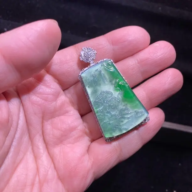 天然翡翠a货阳绿山水牌镶嵌女士玉石颈饰