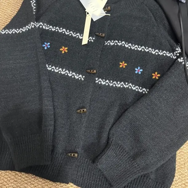 秋冬新款韩系牛角扣提花针织开衫女慵懒风宽松保暖百搭毛衣外套