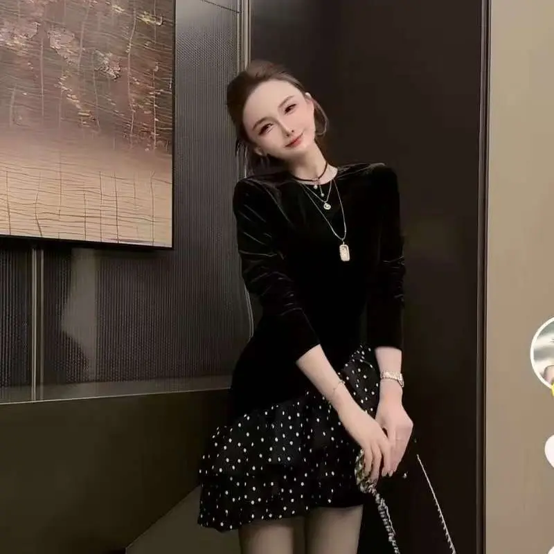 黑色丝绒拼接波点花苞连衣裙女秋季法式温柔显瘦收腰赫本风