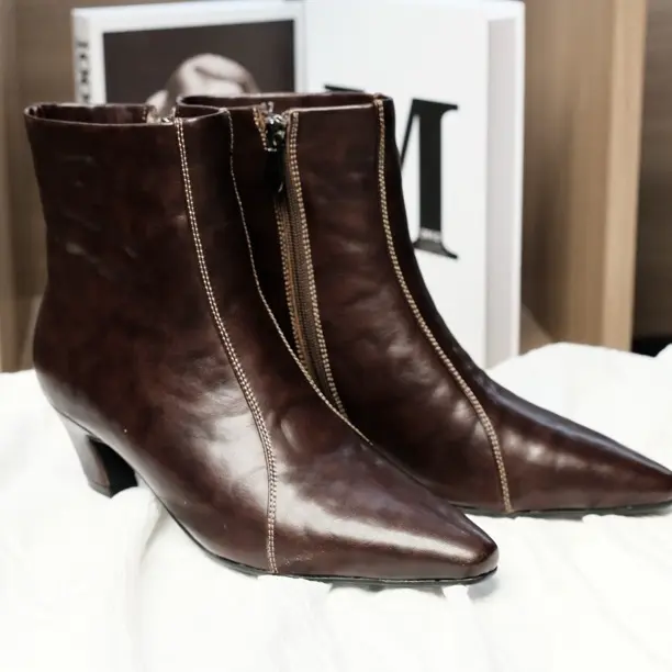 新款真皮尖头粗高跟侧拉链短靴女秋冬时尚舒适时装靴