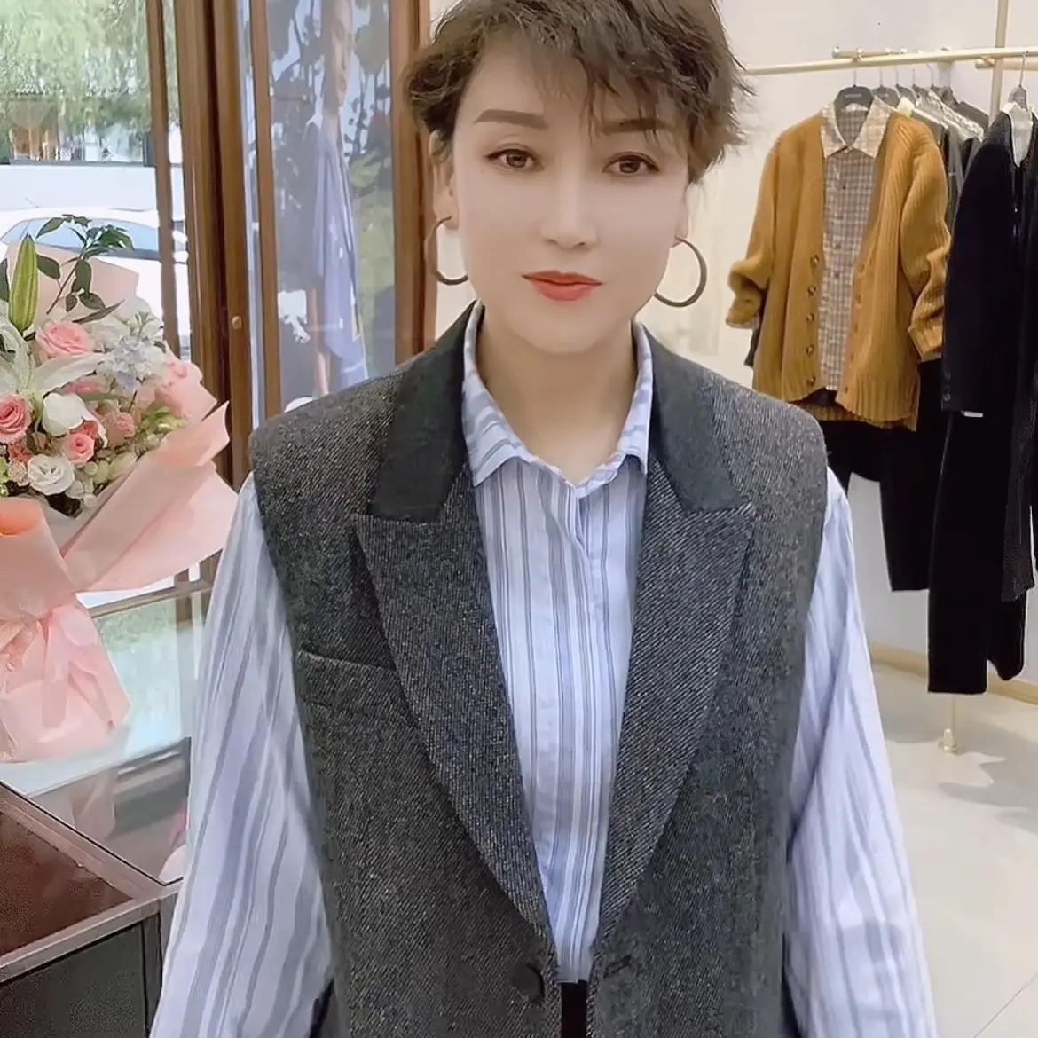 复古竖条纹西装马甲搭配半身短裙时髦套装