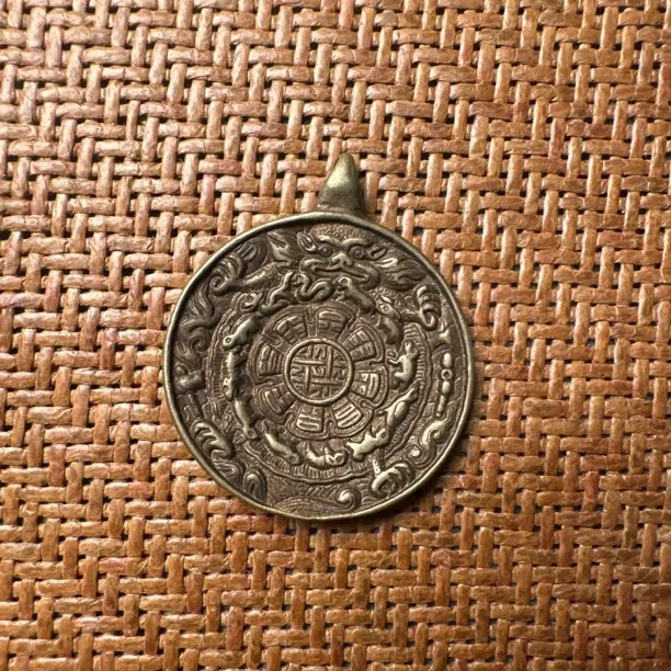 黄铜手工雕刻九宫八卦牌钥匙扣挂件