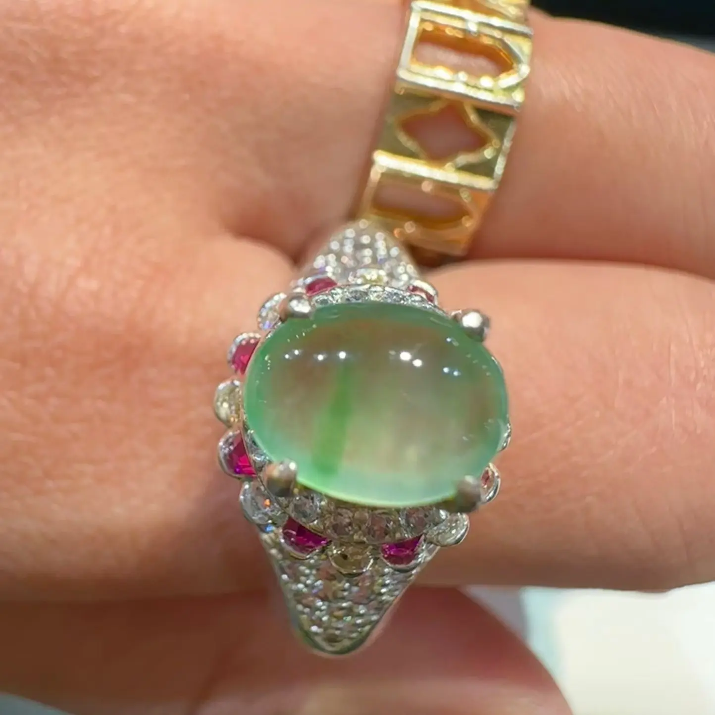 天然翡翠晴水底飘花大蛋面裸石卡8mm，福利商品不退换，手慢无