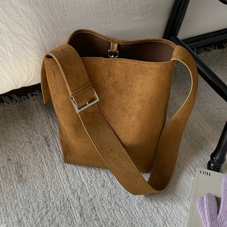 麂皮绒美拉德复古风大容量百搭单肩斜挎通勤水桶子母包