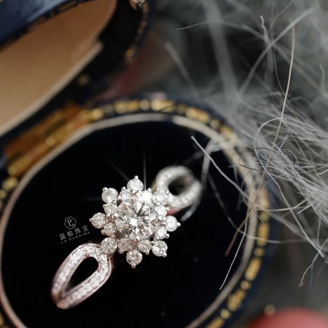 18k金GIA三十分天然钻石戒指雪花气质款钻戒经典围镶