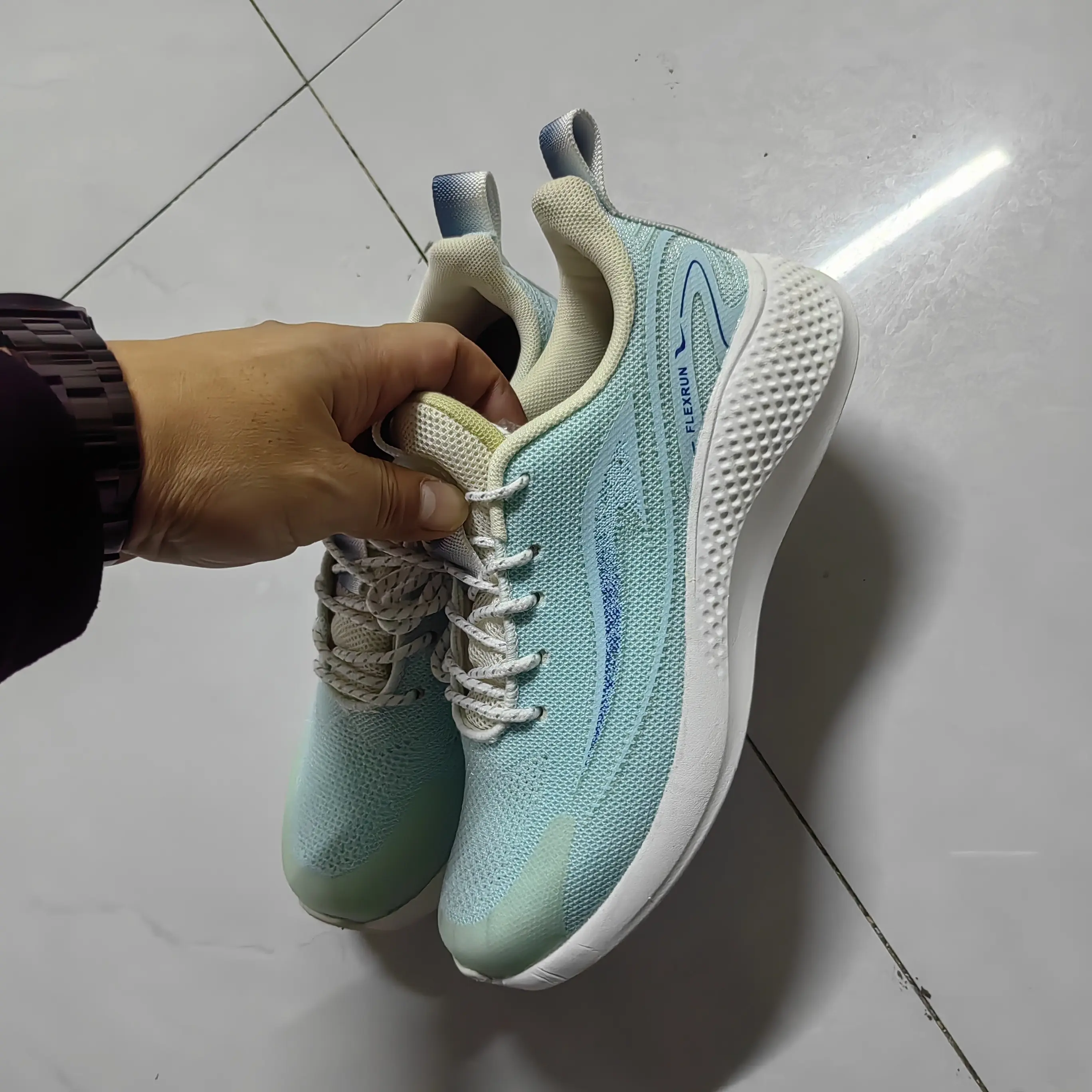 新款时尚透气秋季休闲增高跑步运动鞋