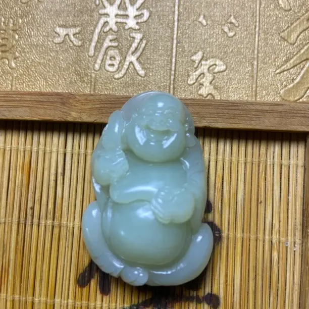 和田玉粉青手工雕刻弥勒佛公玉石吊坠