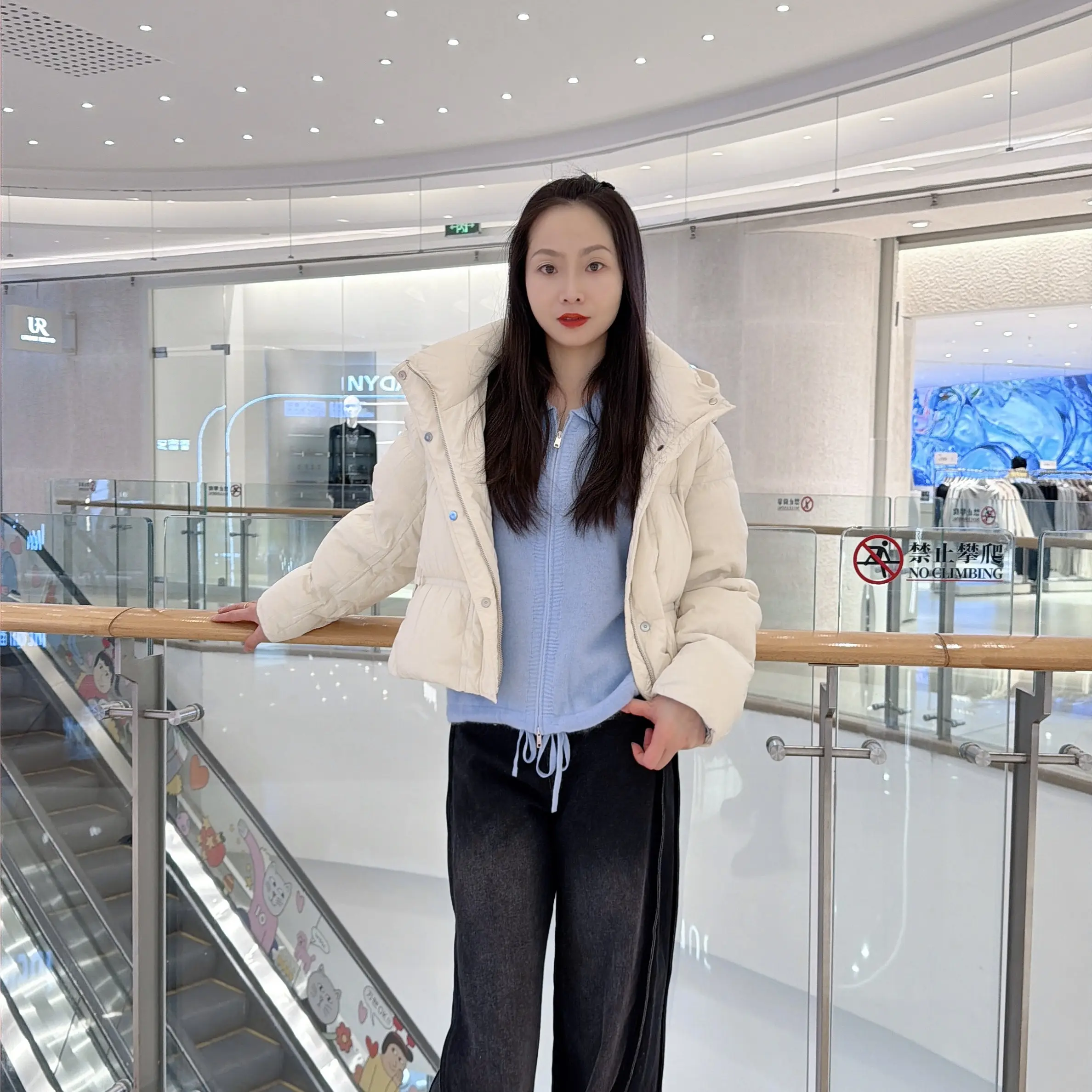 冬季新款时尚高级轻暖连帽加厚蓬感云朵羽绒外套0752