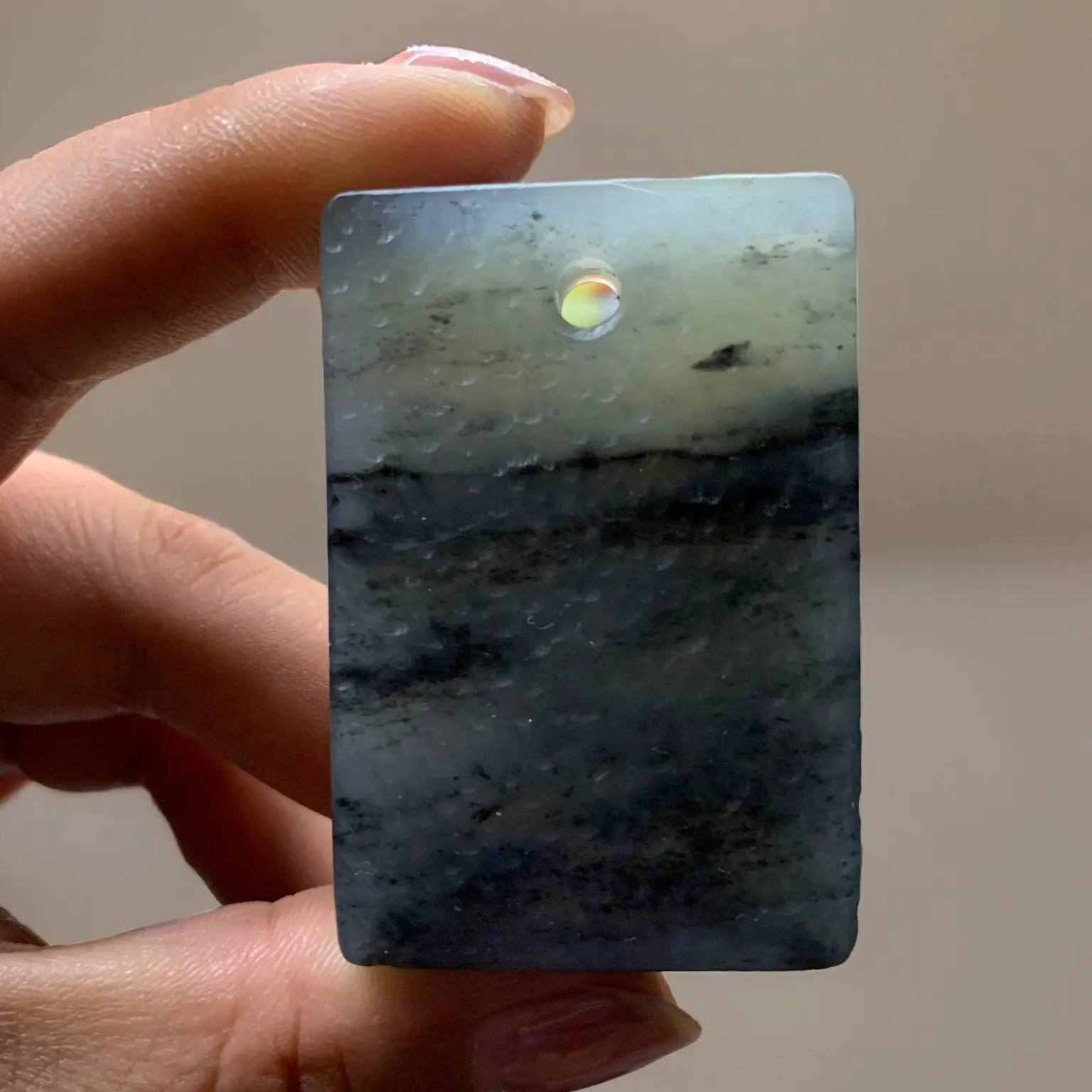 天然岫玉手工锤纹灰冰水墨无事牌男女通用