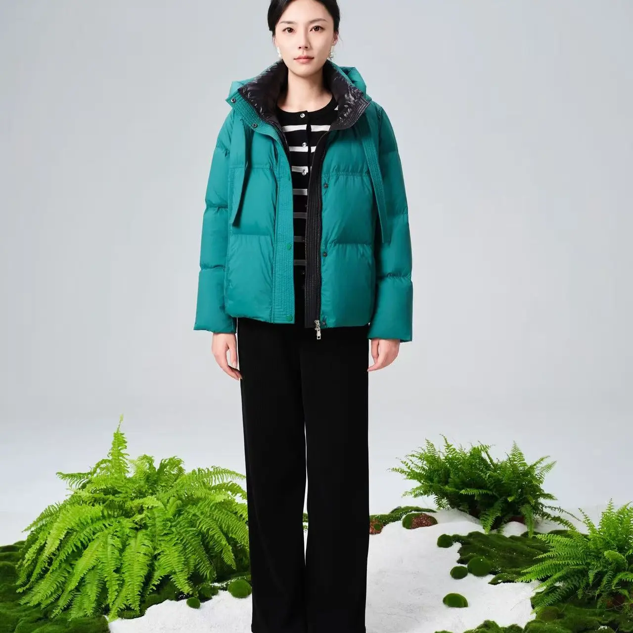 女兰梦萱女款简约连帽立领加厚保暖白鹅绒短款宽松时尚冬季