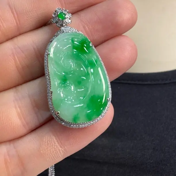 18k金镶嵌天然A货缅甸翡翠冰种飘阳绿如意吊坠