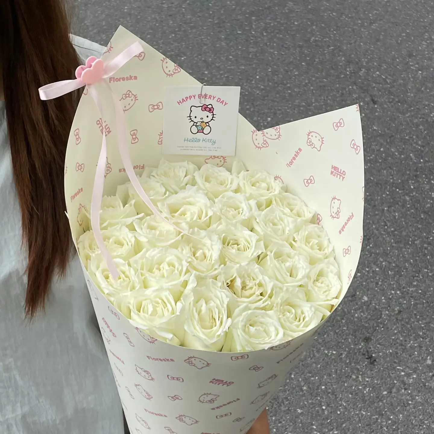 白色玫瑰甜筒花束鲜花小时达