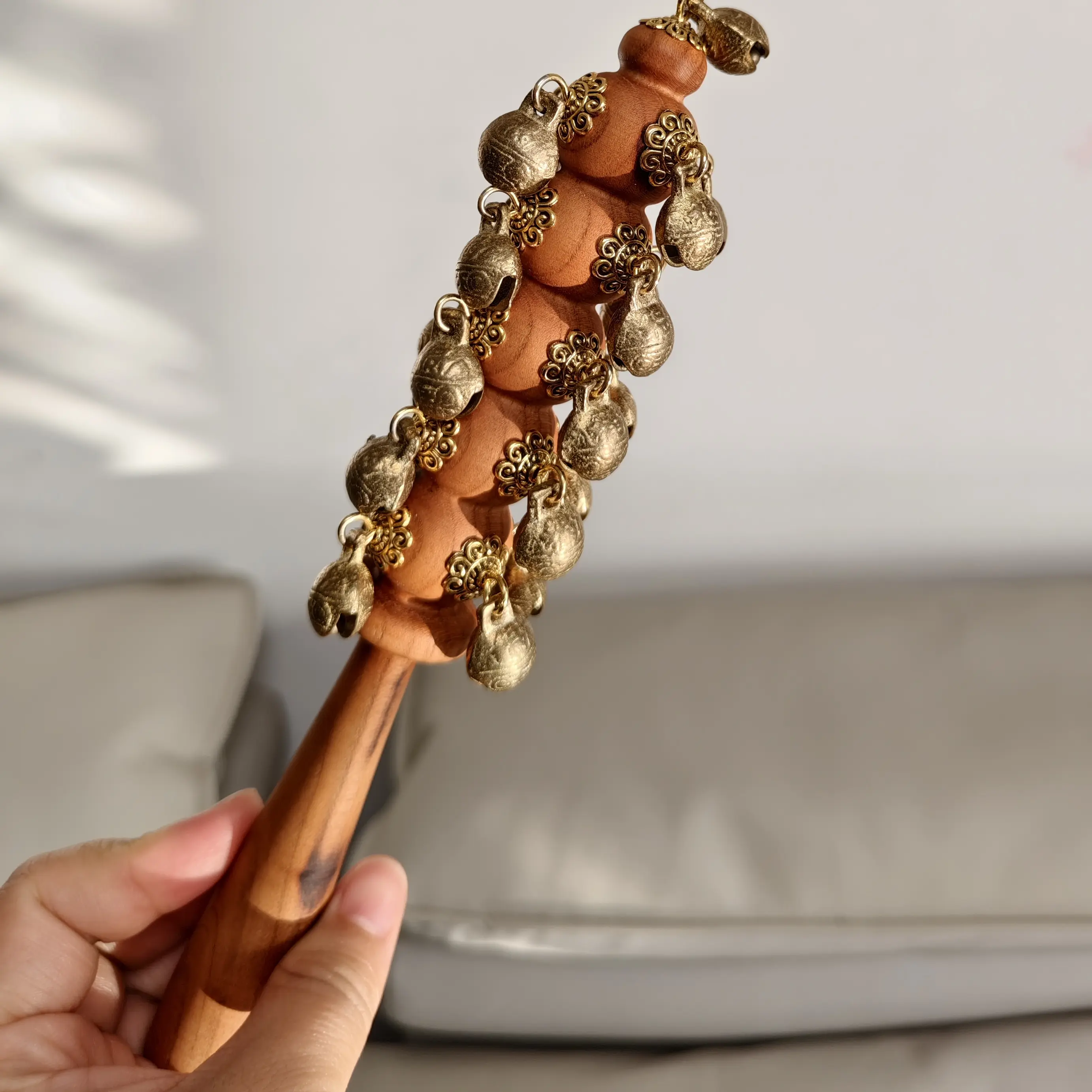 桃木原木柄黄铜铃手摇哗啦棒宝宝早教乐器玩具