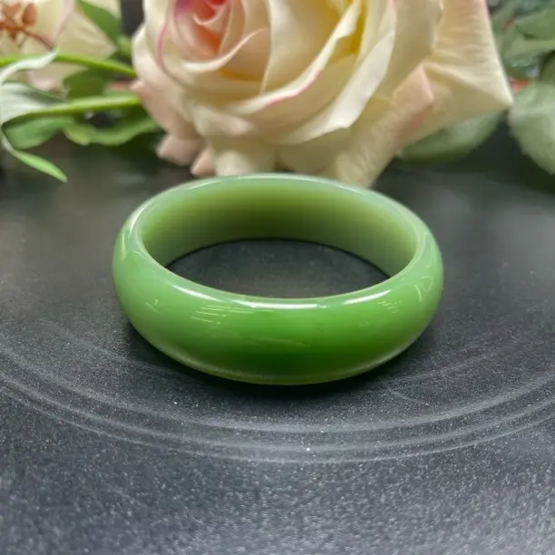 俄七碧玉白加绿精美气质百搭手镯送妈妈佳品