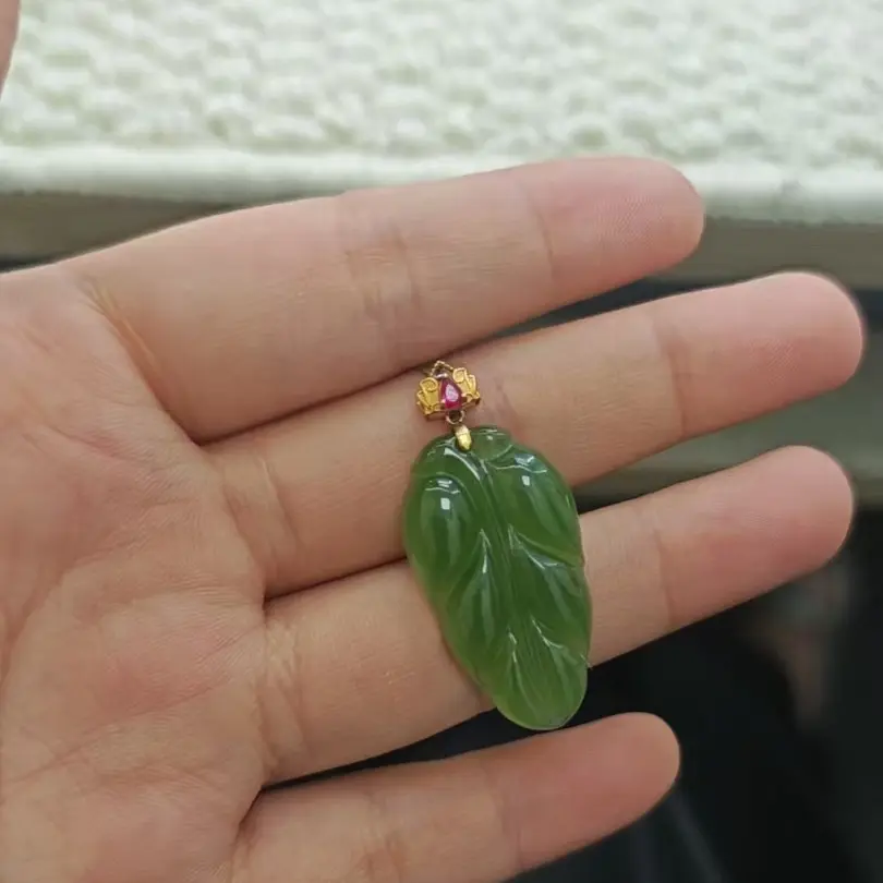 天然和田玉18k金镶嵌碧玉叶子吊坠(赠链)