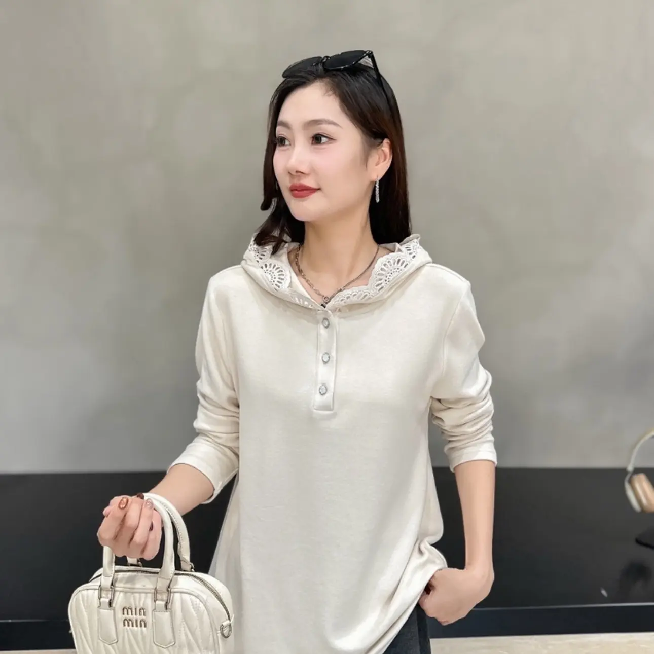 锦弘相依28763秋冬季连帽蕾丝双面德绒宽松时尚百搭女打底上衣