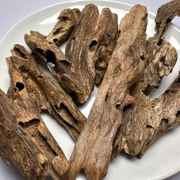 沉香绿棋楠原料——虫漏（多样性发一）2米一克老料