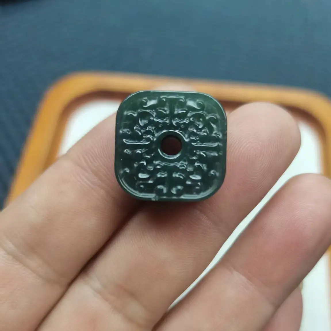 和田玉四方平安扣挂件精美设计玉质温润