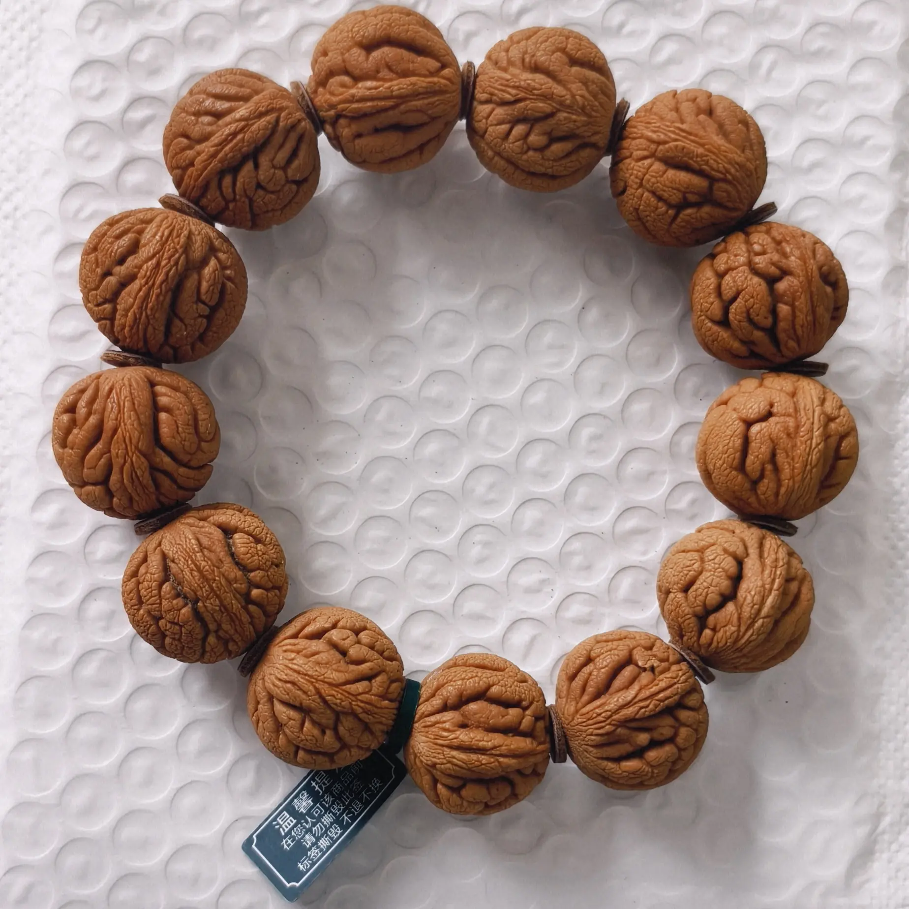 ，精工密纹野生桃核可佩戴文玩