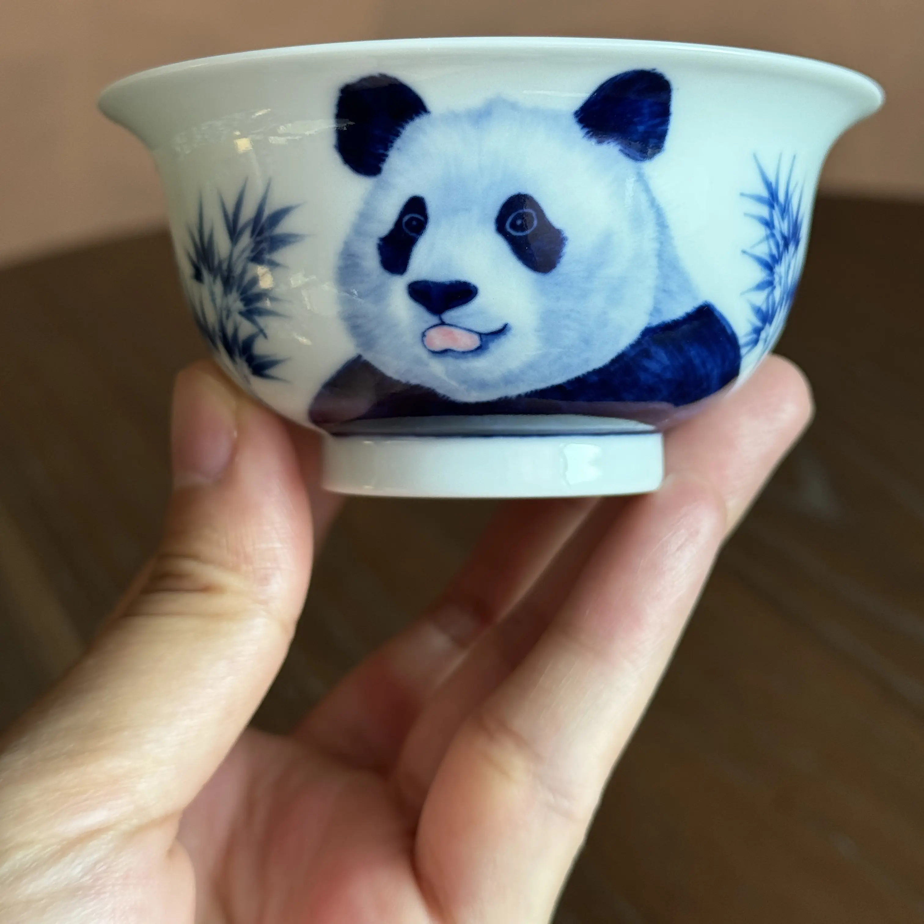 釉下青花大熊猫压手杯120毫升高白泥